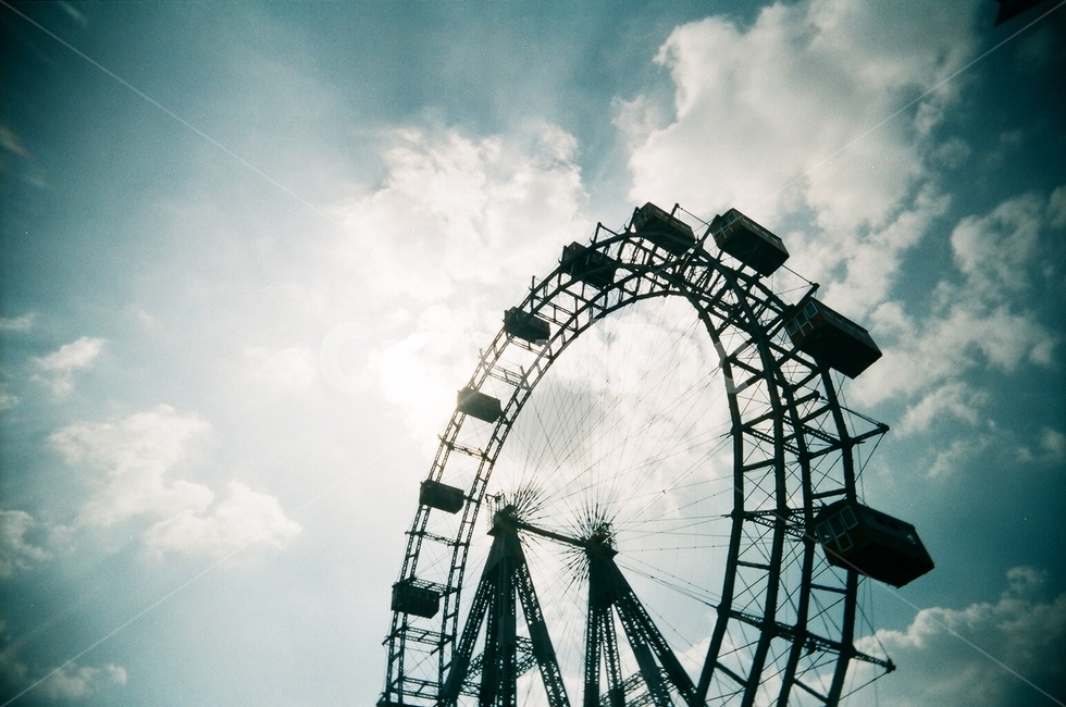 관람차,ferriswheel,놀이공원,amusementpark,필름사진,비포선라이즈,beforesunrise,프라터놀이공원,prater,하늘,역광