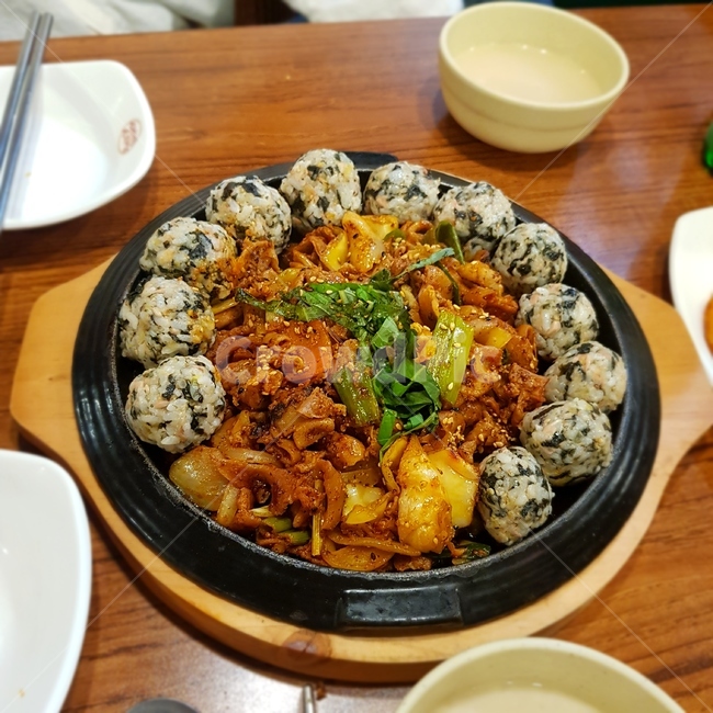 오돌뼈,주먹밥,안주,음식,오돌뼈와주먹밥