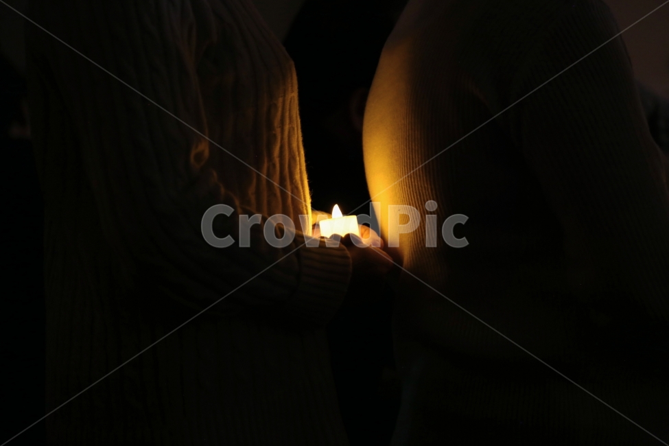촛불,빛,손,불빛,교회,조용함,고요,어둠,candle,light,darkness,bright,행사,hands,사람,인물,인간,human,person,신체일부,몸,body,종교,신앙,religion,belief,faith,감성,sensible,feeling