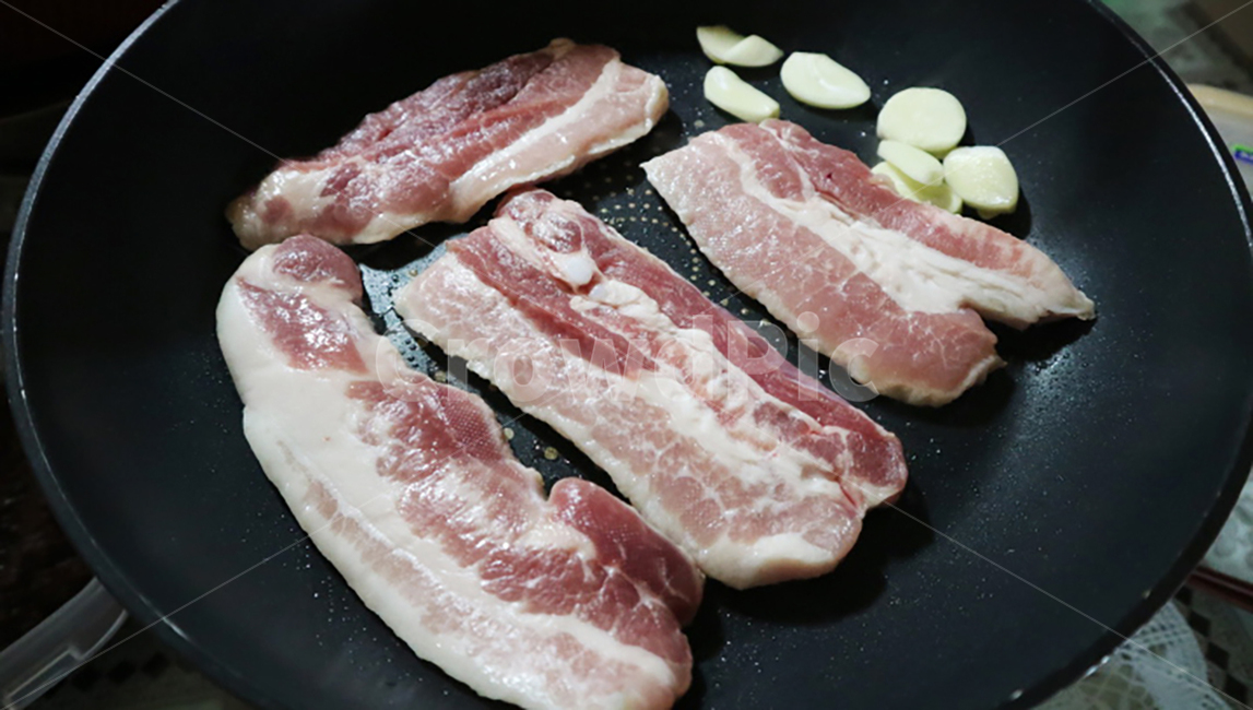 한국음식,고기,삽겹살,돼지고기,마늘,육류,후라이팬,음식,생삽겹살,회식,외식,food,포장,불판,음식,식재료,요리,food,cook,meal,dishes,food reserves,육류,고기,meat