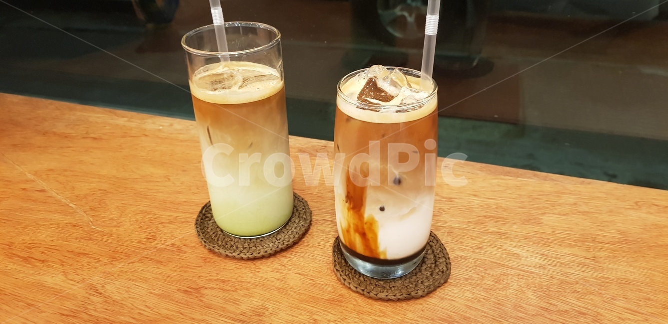 커피,밀크티,유리컵,빨대,테이블,coffee,milktea,tea,glass,straws,table,wood,woody,커피,카페,coffee,cafe