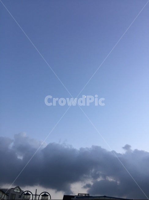 달,하늘,반달,sky,cloud,구름,파란하늘
