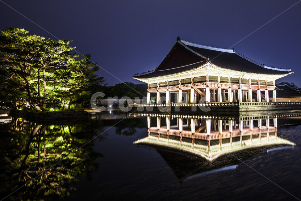 반영,한국의미,선,공원,야경,경회루,고궁,문화유산,문화재,야경,밤,풍경,nightscape,night,landscape,한국전통,한국문화,korean traditional,korean culture,랜드마크,landmark,tourist attraction,한국랜드마크,한국관광지,한국명소,korea landmark,korea tourist attraction,architecture,건축물,building,건물