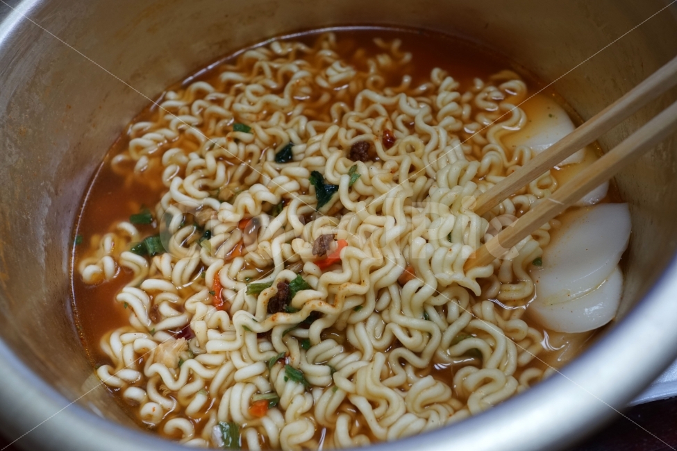 라면,면발,꼬불꼬불,떡국,젓가락,냄비,요리,식사,국물,그릇,식기,생활용품,사물,물건,오브젝트,object,cook,레시피,recipe,noodle,식품,분식,맛있다,맛있는,간식,후식,주방용품,주방,부엌,food,식재료,식자재,vegetable,농작물,농산물,먹거리,먹을거리,먹을거,먹을것,음식,식재료,요리,food,cook,meal,dishes,food reserves,면류,면요리,noodles,한식,한국음식,한국요리,korean food,korean dishes,korean meal,korean cook