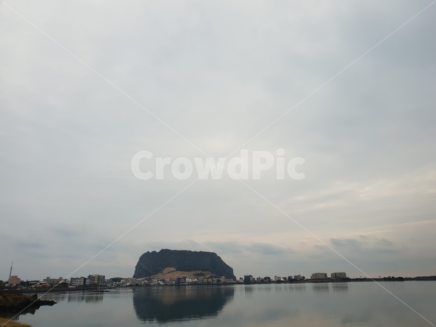 제주도,성산,성산일출봉,제주,제주동쪽,자연,풍경,nature,landscape,제주도,jeju,jeju island,outdoors,옥외,land,땅,water,물,shoreline,해안선,sea,바다,ocean,대양,coast,연안