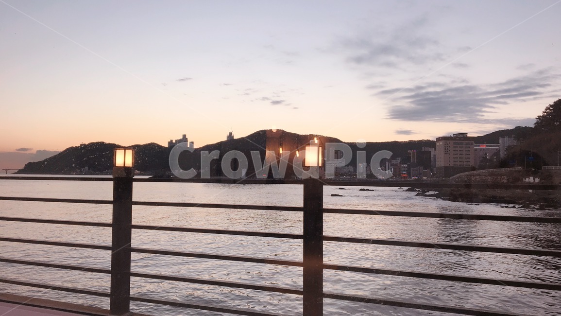 노을,노을지는하늘,바다,저녁노을,붉은노을,석양,sea,sunset,blue,red,eveningsun,sky,낙조,노을빛,전등,전구,lighting,light,mountain,trees,tree,구름,cloud