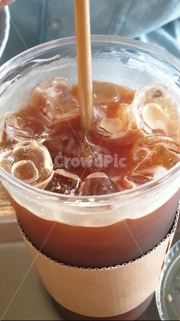 커피,아이스아메리카노,차가운음료,얼음,테이크아웃커피
