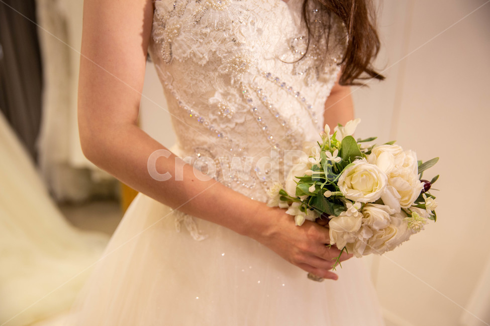 웨딩촬영,웨딩,드레스샵,결혼,wedding,weddingdress,부케,신부,꽃,사람,인물,드레스,웨딩드레스,축하,human,woman,marry,marriage,celebrate,기념일,신체일부,몸,body,female,lady,여자,손,의류,비즈,clothing,person,사람,인물,인간,human,person,여성,여자,woman,female,lady,결혼,혼례,웨딩,wedding,marriage,marry