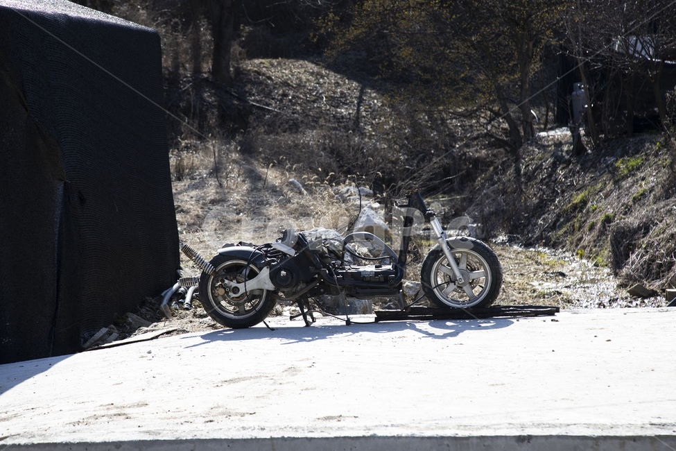길가,망가진,버려진,뼈대,세워진,도로,방치,탈것,타이어,오브젝트,교통,motorcycle,오토바이,transportation,vehicle,machine,기계,wheel,바퀴