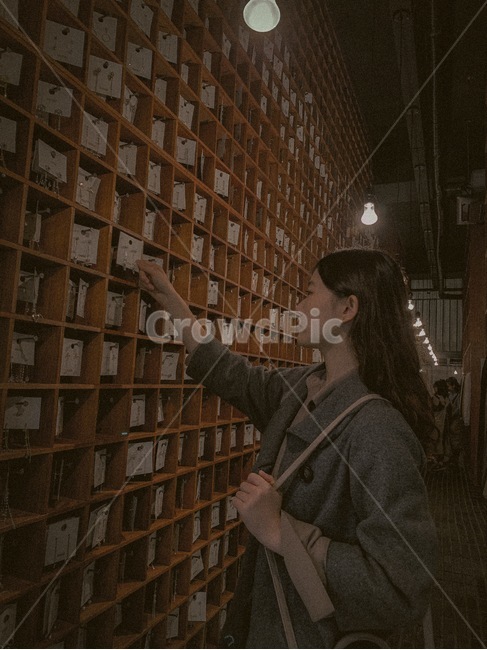 감성,빈티지,필름카메라,여자옆모습,사람,겨울,warm,dark,vintage,cafe,earrings,휴식,모노톤,감정표현,women,lady,girl,sideview,컨셉,인물실루엣,사람,인물,인간,human,person,여성,여자,woman,female,lady