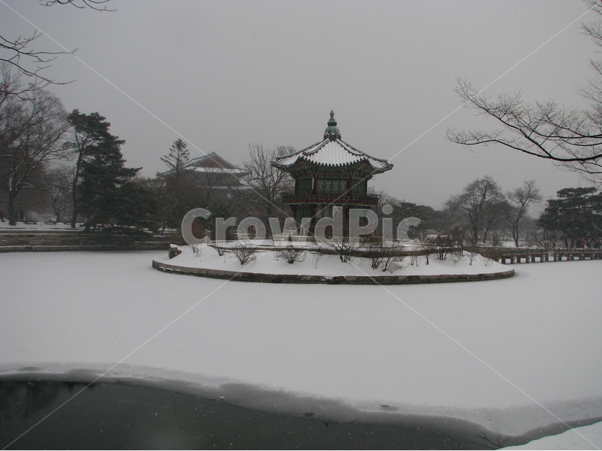 궁궐,경복궁,향원정,겨울,눈,호수,한국,대한민국,겨울,계절,winter,season,한국전통,한국문화,korean traditional,korean culture,랜드마크,landmark,tourist attraction,한국랜드마크,한국관광지,한국명소,korea landmark,korea tourist attraction,건축물,건물외관,exterior,building,structure,architecture,construction