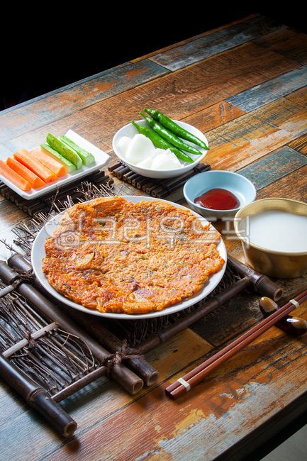 빈대떡,김치빈대떡,김치,묵은지,묵은지빈대떡,민속주점,빈대떡집,김치전,파전,해물파전,막걸리,동동주,막걸리안주,술안주,민속음식,음식,음식점,식당,별미,맛집,먹거리,쌀막걸리,전통주,민속주,탁주,당근,오이,양파,고추장,고추,풋고추,야채,채소,받침,접시받침,대나무받침,양은잔,막걸리잔,술잔,식사,한식,한국음식,한국요리,요리,전통음식,전통요리,전통,영양식,간식,영양음식,밀가루,부침개,부침게,식재료,접시,밀가루음식,시장,시장음식,전통시장,광장시장,길거리음식,먹방