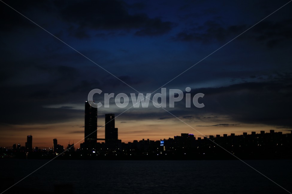 노을,sunset,하늘,일몰,해질녘,한강,구름,sky,야경,감성,야경,밤,풍경,nightscape,night,landscape,도시,city,nature,자연,outdoors,옥외,silhouette,실루엣,dawn,새벽,dusk,황혼,red sky,붉은 하늘