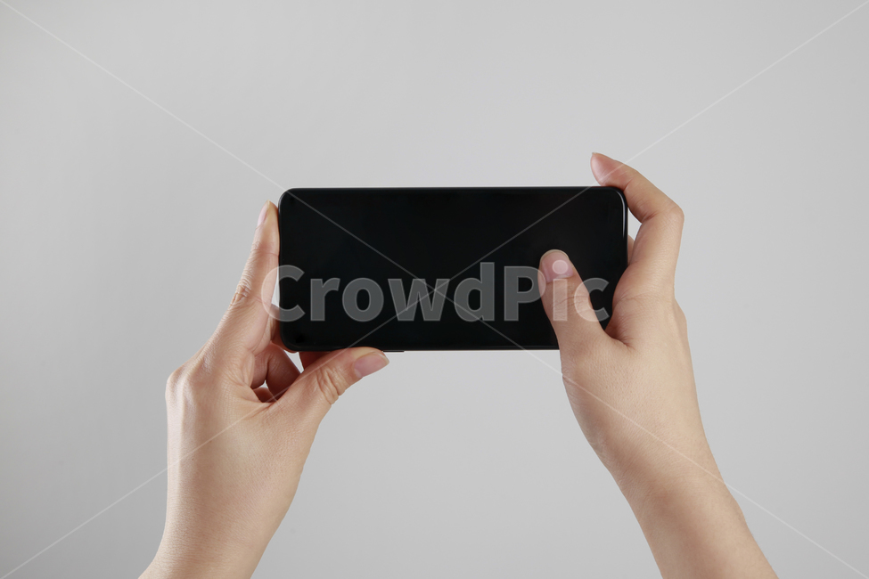 hand shape,objects,Electronics,cell phone,picture,Electronic products,hand holding cell phone,Cell phone holder,person,Cell phone use,Smartphone,Smartphone holder,human,hand