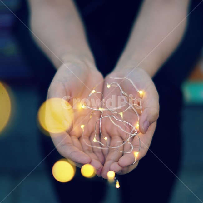 보케,손,꼬마전구,전구,감성,감성사진,빛,bokeh,emotion,lightbulb,따뜻,온기,야경,밤,풍경,nightscape,night,landscape,사람,인물,인간,human,person,신체일부,몸,body,감성,sensible,feeling
