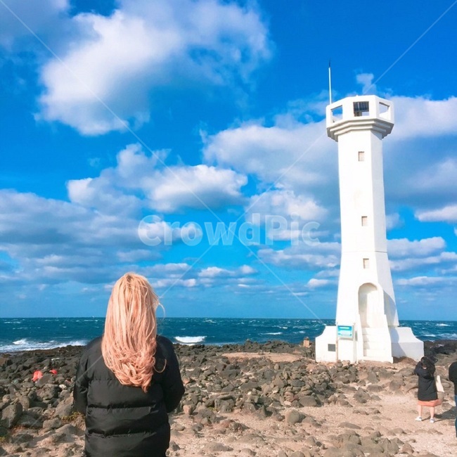 여자뒷모습,등대,하늘,제주도등대,인간,사람,구름,person,human,건축물,architecture,바다,sea,sky,girl,등대,lighthouse,사람,인물,인간,human,person,여성,여자,woman,female,lady,여행,휴가,traveling,vacation,trip