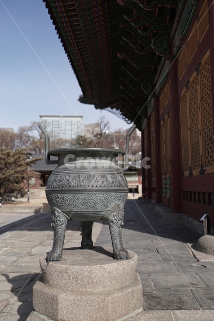 한국,한국적인,한국문화,한국전통,문화재,문화,전통,역사,한국역사,왕궁,궁궐,조선시대,조선왕조,유적,유적지,서울,korea,seoul,history,히스토리,킹돔,kingdom,동양,동양문화,아시아,asia,culture,건축,토목,한옥,지붕,기와,처마,풍경,landscpe,겨울,winter,culturalassets,덕수궁,항아리,청동항아리,전통문양,전통무늬,문양,무늬,한국전통,한국문화,korean traditional,korean culture,사물,물건,오브젝트,thing,object,matter