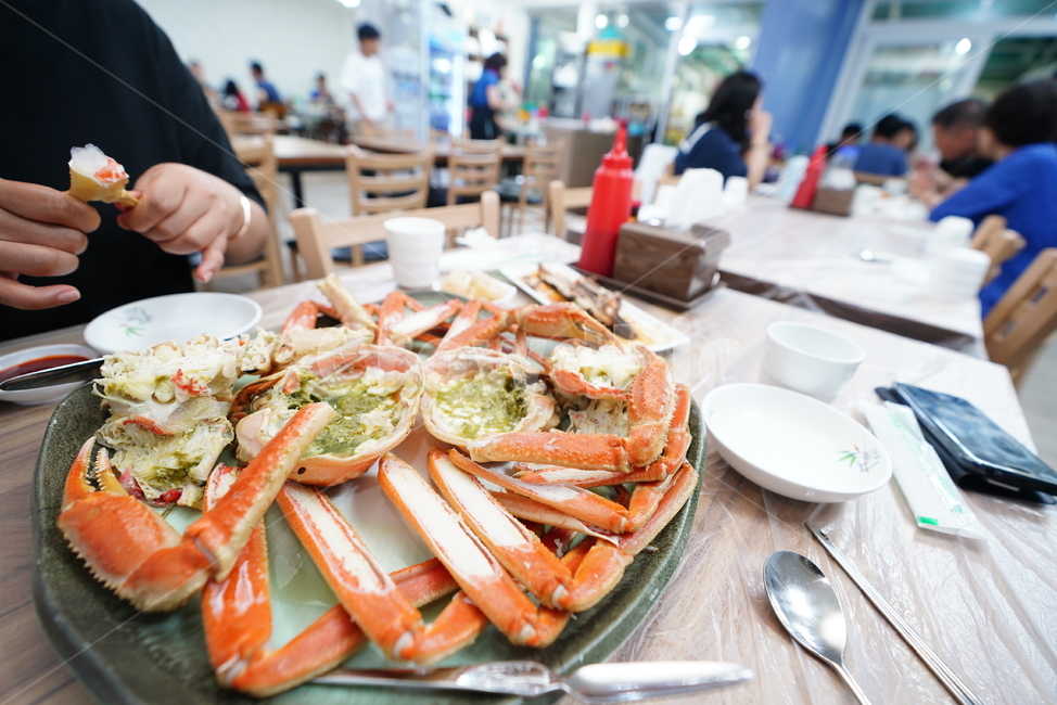 게,크랩,대게,음식,안주,먹거리,해물,crab,푸드,food,식사,person,사람,human,인간