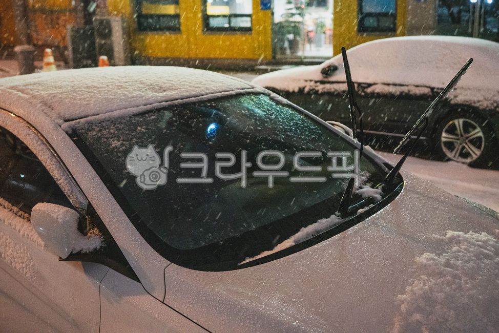 night view,winter car,snowy night,winter street lights,snow scene,heavy snow,snowstorm,winter,winter night view,cold,Street lamp,automobile,light,wiper,Heavy snow warning,winter wiper,season,Snowy night scenery,winter landscape