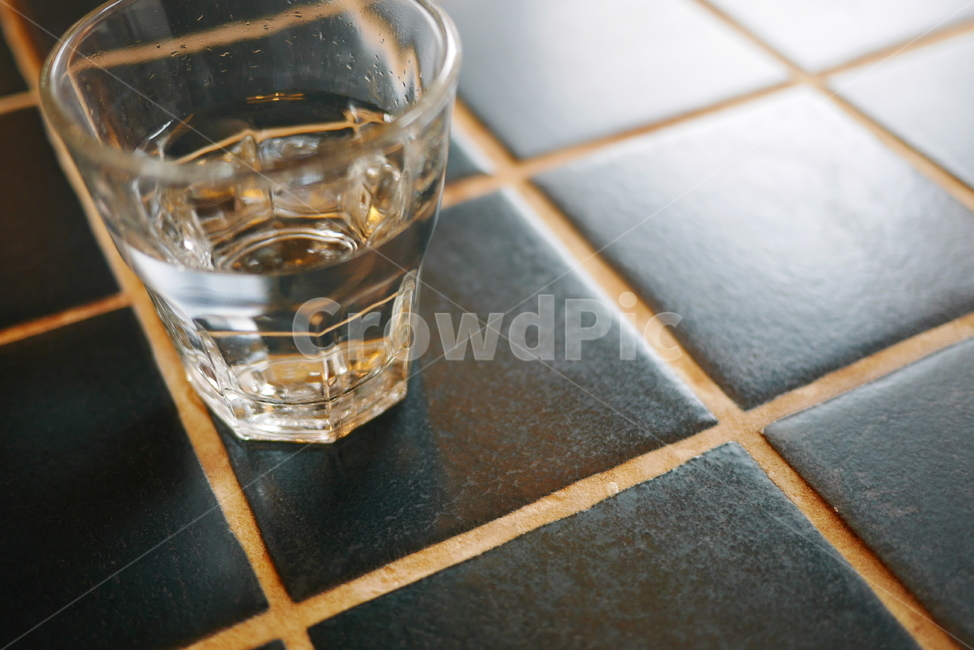 카페,감성,인테리어,cafe,table,테이블,타일,glass,유리,물,음료,마실것,drink,water