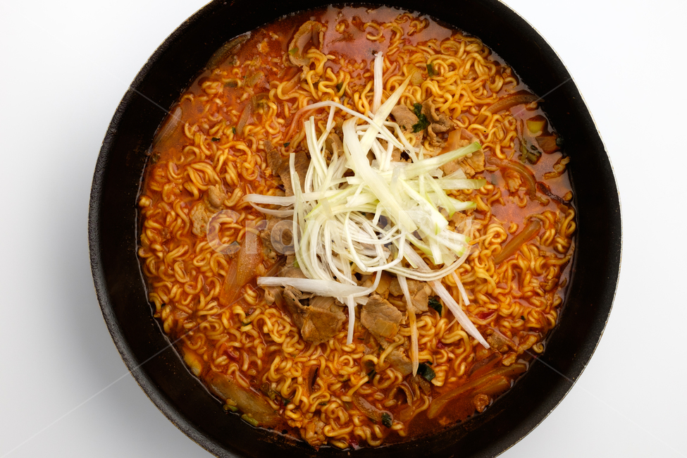 라면,국수,국물,파,음식,고기,인스턴트,식사,맛있는,인스턴트음식,간단한,누들,간식,꼬불꼬불한,밀가루,뜨거운,부드러운,양념,야채,채소,매콤한,매운,고추,건더기,조미료,기름진