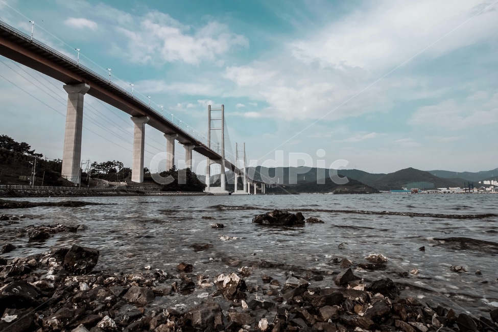 다리,구름,하늘,블루,화이트,흰색,하늘색,바다,돌,blue,white,nature,bridge,mountain,자연,원근감,컬러,color,색채,색감,자연,풍경,nature,landscape,건축물,건물외관,exterior,building,structure,architecture,construction,water,물