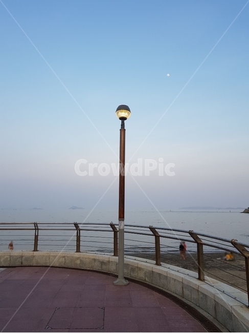바다,가로등,달,난간,모래사장,해변