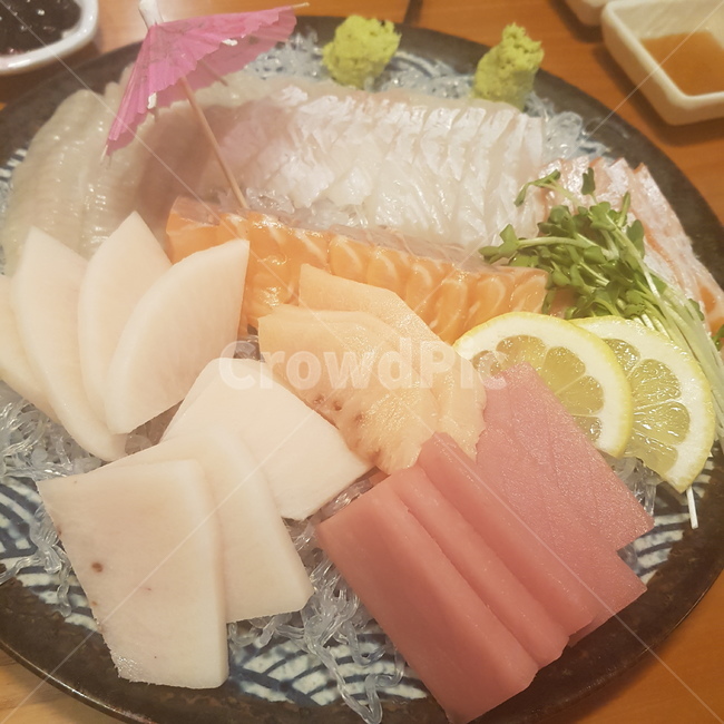 회,모듬회,참치,연어,광어,와사비,레몬,횟집