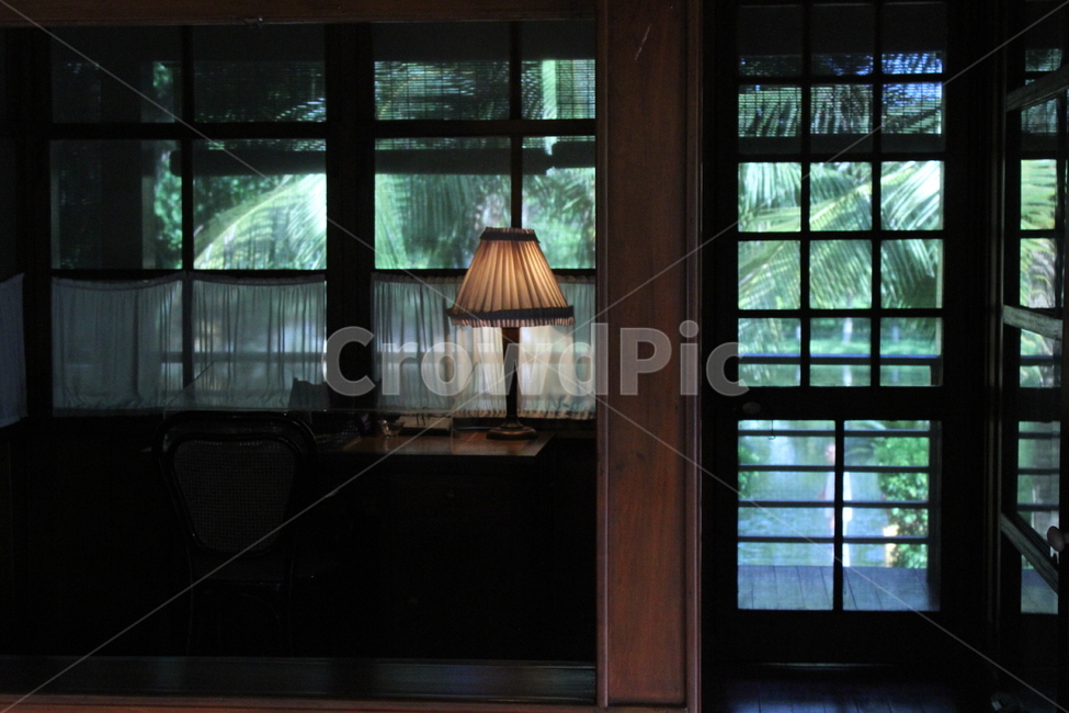 lamp,램프,테이블램프,실내,창문,침실,휴식,감성사진,인테리어,실내디자인,interior design