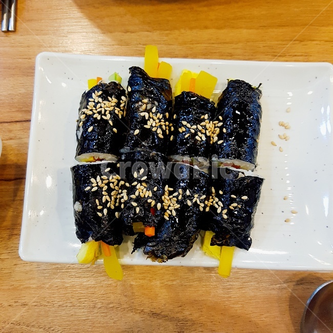 김밥,꼬마김밥,마약김밥,통통김밥,한입거리,핑거푸드,한국음식,혼밥