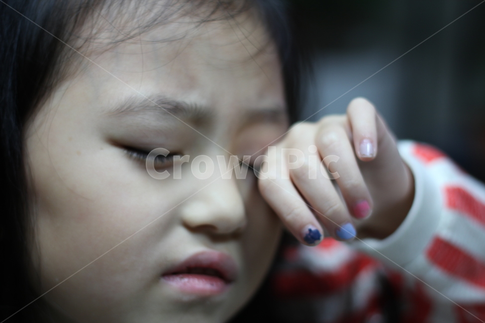 유아,어린이,눈만지기,눈비비기,눈가려움,눈감염,눈만짐,유아위생,사람,인물,인간,human,person,어린이,어린아이,child,children,kid