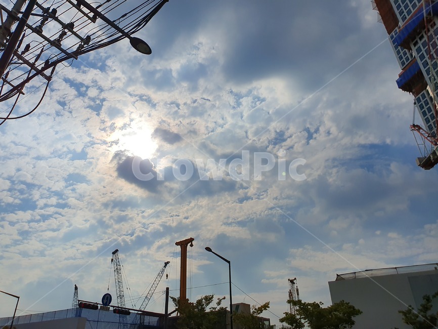 공사,하늘,구름,햇빛,맑음,sky