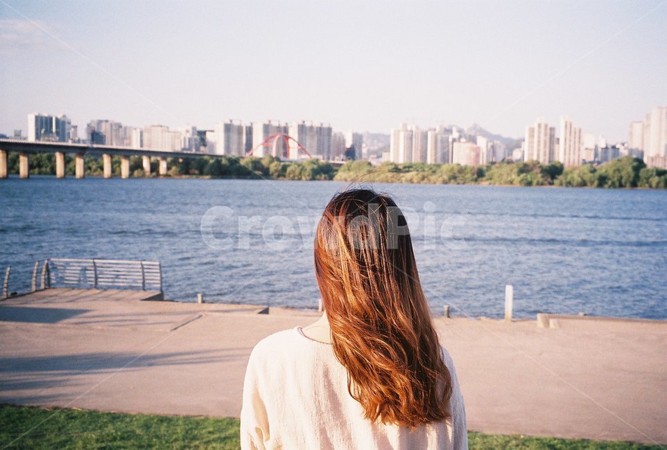 여자,뒷모습,한강,여자뒷모습,경치,도시,풍경,city,landscape,사람,인물,인간,human,person,여성,여자,woman,female,lady,sleeve,소매,clothing,의류,apparel,의복