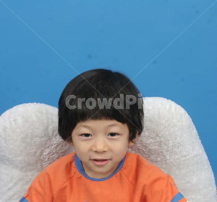얼굴표정,남자아이,어린아이,미소,웃음,응시,관심,스마일,얼굴,사람,인물,인간,어린이,감정표현,수줍음,기분,kid,smile,human,boy,person,facial,expression,child,children,feeling,face,emotion,사람,인물,인간,human,person,얼굴표정,facial expression,face,어린이,어린아이,child,children,kid,감정표현,기분,feeling,emotion