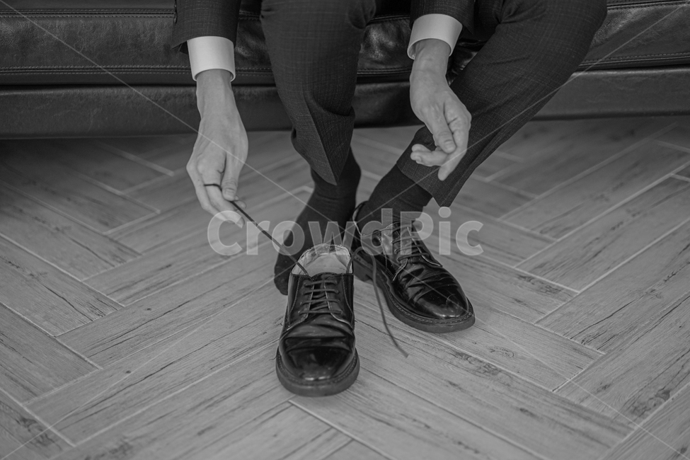 구두,남성구두,패션,정장구두,남성화,신발,슈트,양말,하반신,발,흑백,매듭,신발끈,사람,인물,인간,human,person,남성,남자,man,male,패션스타일,의상,fashion,style