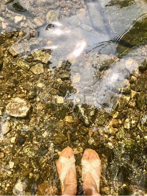 water,물,rock,자연,계곡,발,여자발,샌들