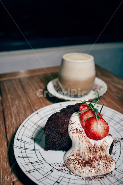 카페,케익,초코케익,딸기,접시,디저트,desert,크림,감성사진,디저트,간식,후식,dessert,snack