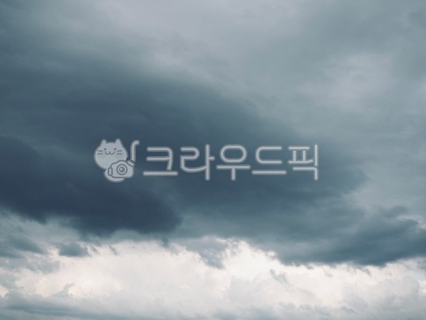먹구름,하늘,구름,흰색,바람,장마,태풍,자연,풍경,경관,구름풍경,폭풍,흐림,날씨,환경,자연현상,야외,다크,블랙,어두움,sky,cloud,white,wind,therainyseason,typhoon,nature,scenery,policeman,cloudlandscape,storm,cloudy,weather,environment,naturalphenomenon,outdoor,dark,black,gloominess