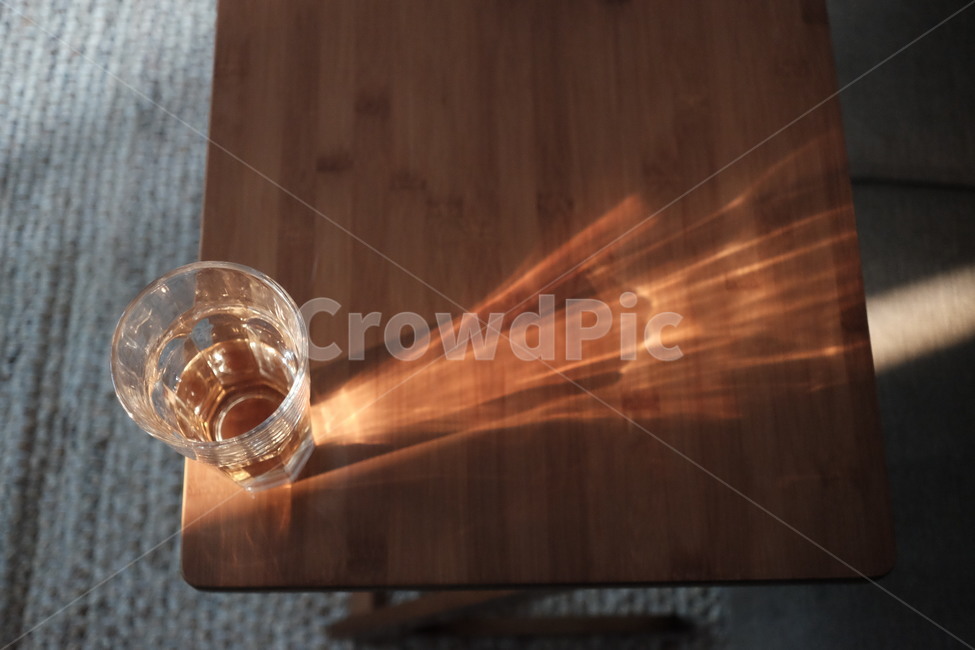 실내인테리어,소품,furniture,가구,쿠션,거실,livingroom,room,물컵,빛,table,유리,glass