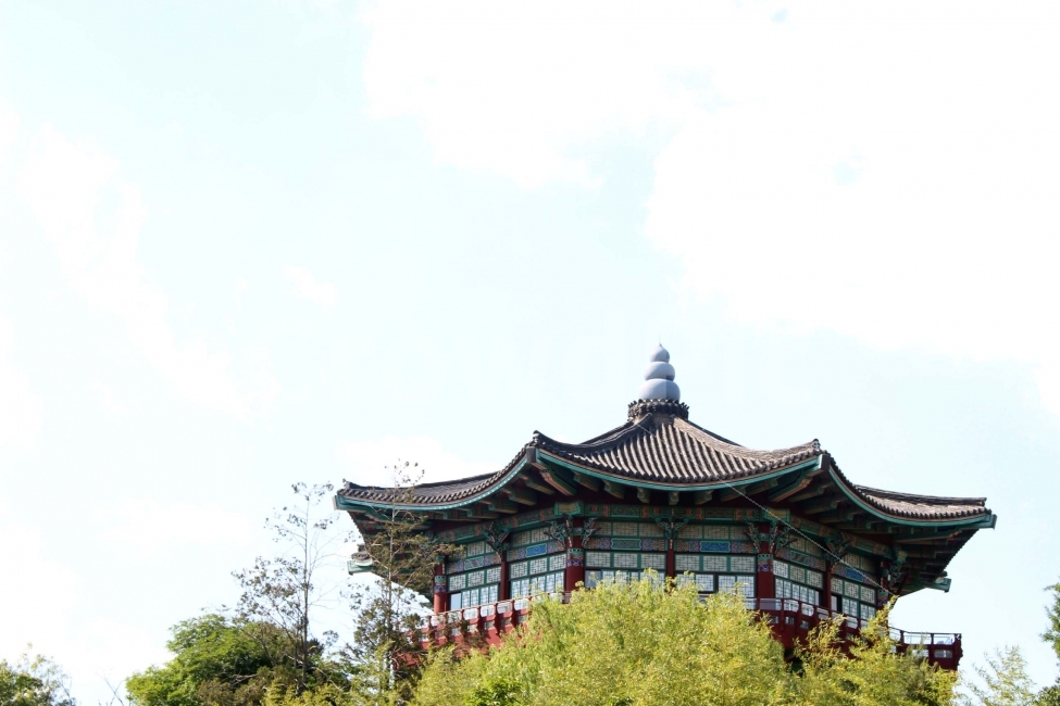 하늘,구름,자연,푸름,파랑,하양,야외,공원,여름,상쾌,청량,정자,한옥,지붕,기와,한국,오색단청,한국전통,한국문화,korean traditional,korean culture