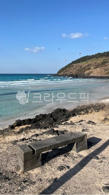 Bench,basalt,paragliding,ocean,Jeju Beach,nature,waterfront,jeju island