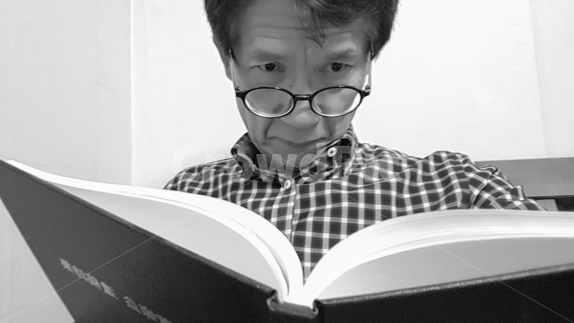 human,person,사람,hume,reading,독서,아버지,아빠,표정,인물,인간,얼굴표정,남성,남자,male,face,책,안경,도서,책읽기,노안,facial,expression,흑백사진,모노톤,monochrome,사람,인물,인간,human,person,남성,남자,man,male,흑백,모노톤,monochrome,black and white,교육,학교,공부,education,learning,study,school