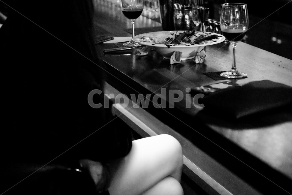 와인,여자,바,bar,와인바,흑백,레드와인,기다림,만남,감성,시선,사람,인물,인간,human,person,여성,여자,woman,female,lady,기념일,축하,anniversary,congratulation,celebrate,celebration,술,주류,alcohol,고독함,외로움,쓸쓸함,우울함,슬픔,lonely,solitary,흑백,모노톤,monochrome,black and white