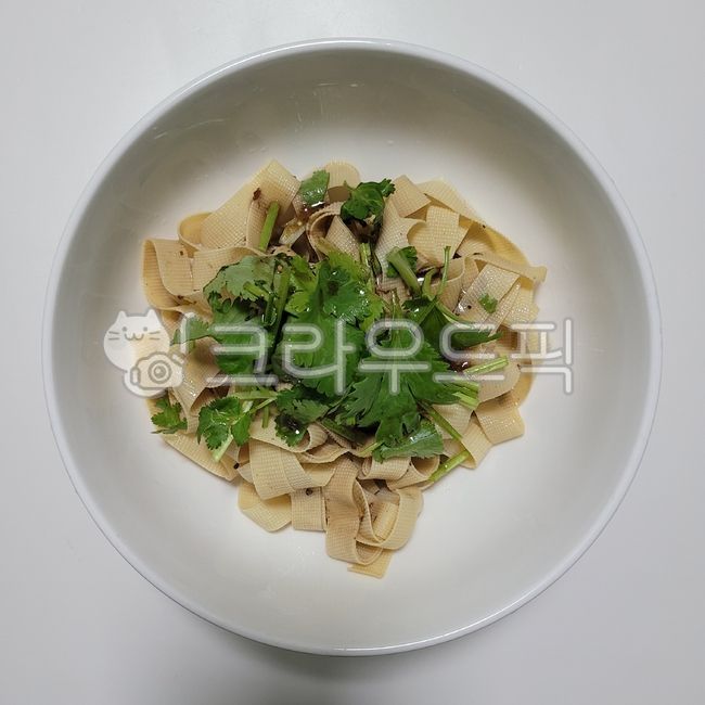 Dry tofu salad,salad,cilantro,dried tofu,plate,bowl,food,master