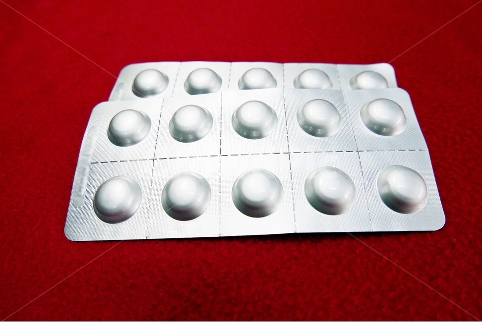 알약,약,치료약,처방약,코팅약,환,코팅,치료,환자,처방,병원,포장,약국,건강,둥근,캡슐,매끄러운,반짝이는,검정색,한개,단독,하얀배경,빨간배경,접사,위생,포장된,건강,헬스웨어,헬스케어,healthware,health care,의료,의학,병원,medical,hospital,clinic