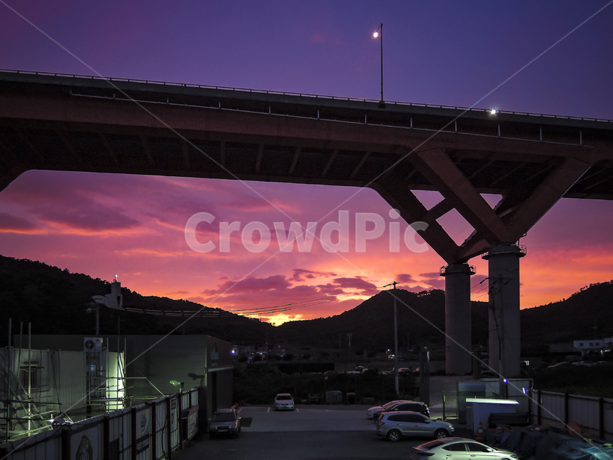 석양,붉은색,보라색,다리,현장,야경,밤,풍경,nightscape,night,landscape,road,도로,transportation,교통,automobile,자동차,vehicle,차량,car,차,bridge,building,건물