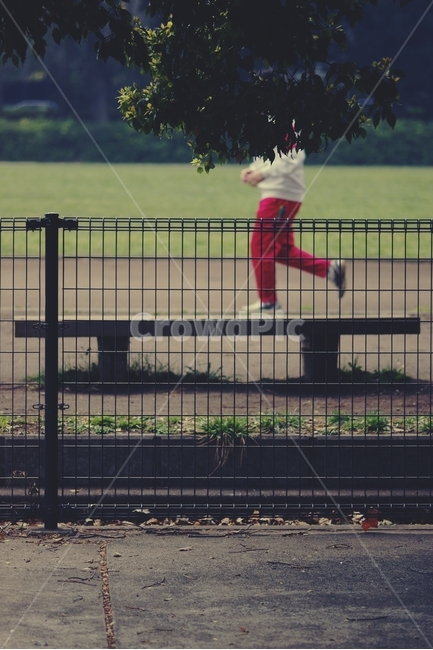 공원,조깅,jogging,jog,달리기,츄리닝,운동,런닝,park,run,running,나무의자,의자,나무,wood,chair,사람,인물,인간,human,person,인물실루엣,사람실루엣,character silhouette,human silhouette,스포츠,레저,운동,sports,leisure,exercise,건강,헬스웨어,헬스케어,healthware,health care,clothing,의류,apparel,의복