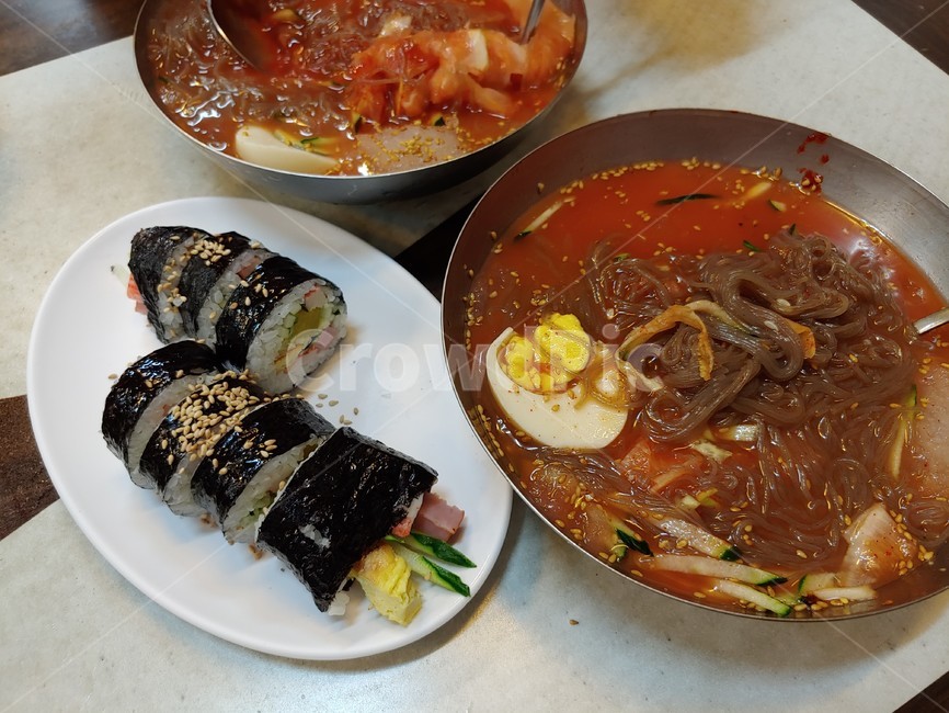 김밥,분식,깨,김,계란,햄,접시,seaweed,dish,roll,냉면,살얼음,물냉면,양념장,오이,면요리,육수,시원한,스텐레스,식탁,테이블,식당,맛있는,쫄깃한,음식,여름메뉴,cold,ice,noodles,yummy,food,delicous,menu,table