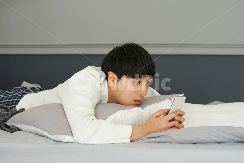 남성,남자,침대,침실,방,집,실내,휴식,휴일,핸드폰,모바일,휴대폰,집돌이,집콕,방구석,일상,사람,인물,인간,human,person,남성,남자,man,male