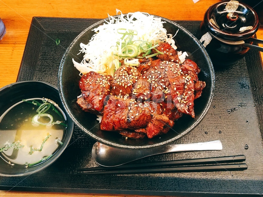 덮밥,고기,소고기,쇠고기,밥,식사,음식,요리,정식,한끼